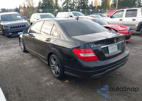 2013 Mercedes-Benz C 250 Sport z USA, uszkodzony, nr VIN WDDGF4HB8DR293955